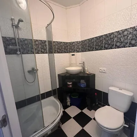 біля залізничного вокзалу вулиця олени степанівни 33б Апартаменти