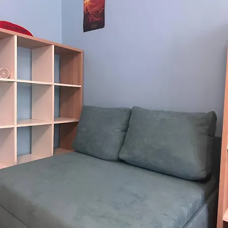 біля залізничного вокзалу вулиця олени степанівни 33б Апартаменти *