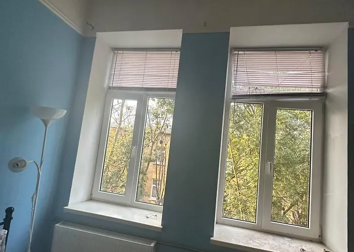 біля залізничного вокзалу вулиця олени степанівни 33б *